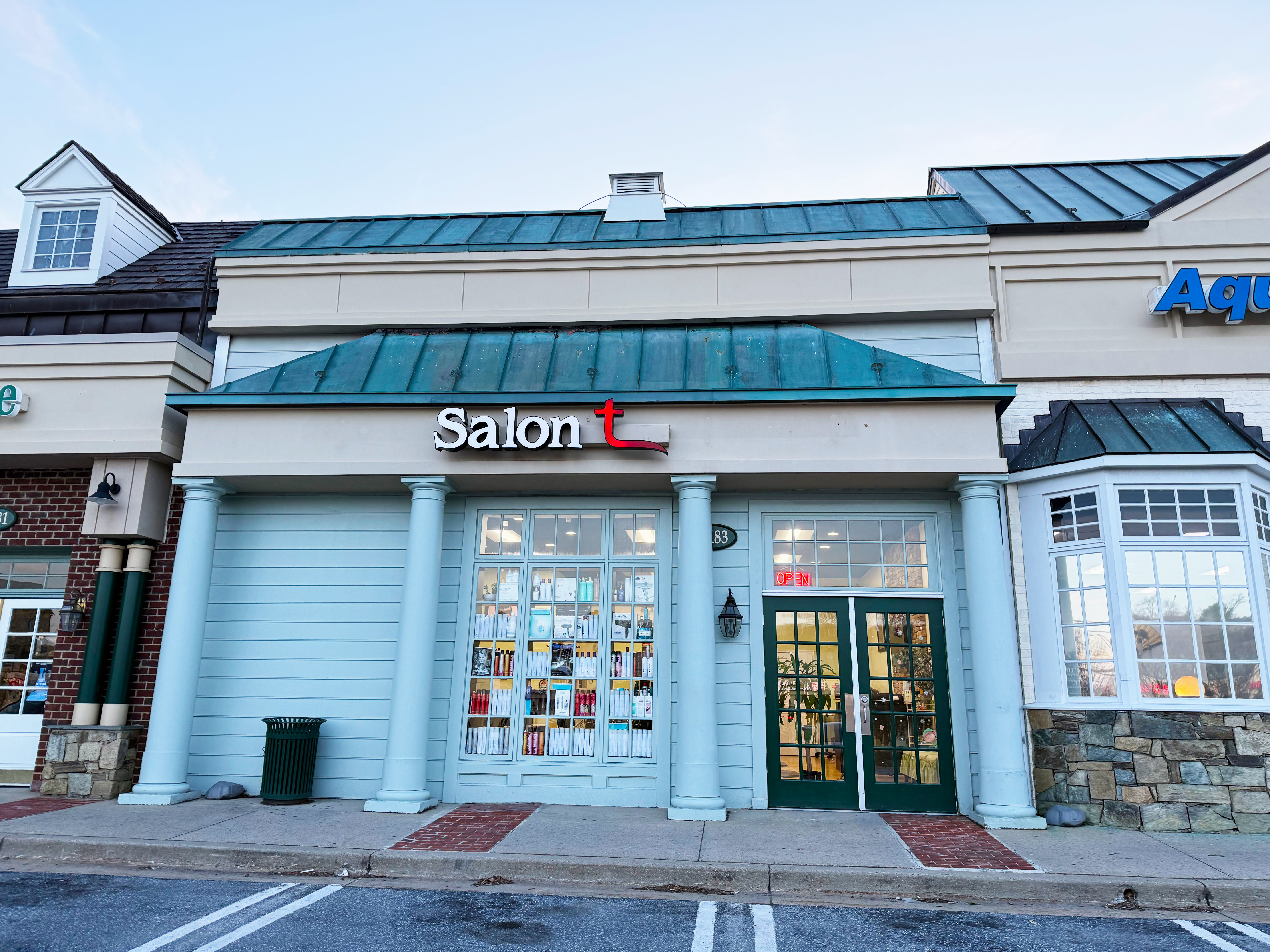 Salon T exterior